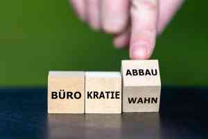 © Frank H. - stock.adobe.com Würfel mit der Aufschrift Bürokratieabbau